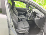 運転席と助手席が並ぶ前席は、左右から乗り降りしやすい空間です。座面と背もたれには落ち着いた色合いを採用し、足元にも余裕が感じられます。日々の移動も心地よくお過ごしいただけます。