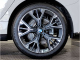 BMW純正アルミホイールです。納車時にはアルミホイールコーティングも承っております!是非ご検討下さいませ。