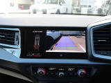 バックカメラ駐車時、後退時に後方を確認する事ができる安全快適装備になります映像だけでなくセンサーにより障害物の距離もドライバーに直感的に伝えてくれる機能になります。