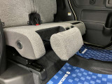 【マルチユースフラップ】フラップの位置や角度を調節することで、オットマンや足のサポート、荷物の落下防止といった様々な機能を活用できます。