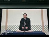 テレビ番組を画面に表示でき、停車中のひとときに映像を視聴できます。画面には番組映像と字幕が見やすく映り、休憩時間などに車内で過ごす時間を楽しむ用途に便利です。