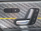 運転席・助手席側にはシートヒーター・メモリー機能付き電動シートを標準装備致しておりますので寒い季節には大変重宝します。