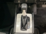 CVT車のセレクトレバーです。低速から高速まで、変速ショックのないスムーズな走りを実現するとともに、エンジン効率のよい領域を維持することで燃費にも貢献します。