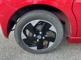 純正アルミホイールを装着しています。安全運転で楽しいドライブを。