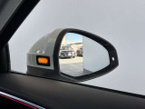 ●アウディサイドアシスト『後方の死角を並走する車両を検知しドアミラーの内側のLEDが点灯。ドライバーに注意を促し事故を未然に防ぐシステムです。』