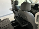 運転席と助手席のシートの裏に収納式のテーブルが装備されています。休憩時のちょっとした小物置きに使えてとっても便利ですね♪