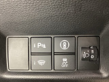 ハンドルの右側にはヘットライトリベライザーとHondaセンシング用のメインスイッチがついています。ヘッドライトリベライザーは道路状況や積荷の加重に応じてライトの高さを調節できます。