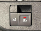 指先だけで簡単に操作が可能な電動パーキングブレーキを採用。「HOLD」スイッチを押すと、渋滞や信号待ちなどでブレーキペダルから足を離しても、ブレーキを保持するので安心です