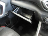 室内に小物を入れる収納スペースがあれば車内が片付きますね☆