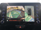 全周囲の画像が表示されます。 運転席から見づらい個所なども、上空から見たような映像で確認できます。  映像の切替もでき、後方確認だけでなく大変便利な機能です。