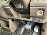 左側に高速で便利なETCがあり、横滑りを防ぐVSAなどのスイッチは、運転席の右側、手の届きやすい位置にあります。
