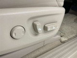 パワーシート搭載。微妙な調整が手軽にでき、ピッタリのポジションで運転することが可能です。