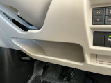 【収納部】パッと手に取りたい小物の置き場に便利。その他、沢山の収納部がございます。