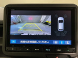 リバースギアに入れるだけで後方の表示へ切り替わります。夜間や雨の日の駐車も楽になりますよ。