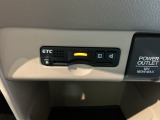 【ETC車載器】カードを挿すだけで準備完了。支払い待ちの渋滞を横目に、スマートに目的地へ向かえます。今の時代のドライブには欠かせない相棒です。利用には、車両情報を登録する別途セットアップが必要です。