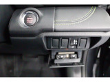 キーレスアクセス&プッシュスタート。アクセスキーを携帯して運転席か助手席のドアハンドルの内側に触れるだけで開錠 ドアハンドルのセンサーに触れて施錠