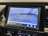 リバースギアに入れるだけで後方の表示へ切り替わります。夜間や雨の日の駐車も楽になりますよ。