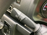 各機能の表示がレバーにまとまり、手元で内容を確認しやすい配置です。天候の変化に応じて使う装備を迷わず把握しやすく、日々の運転をサポートしてくれます。