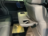 【シートバックテーブル】目的地に着いた後や休憩中など、車を止めて過ごす時間を快適にするための工夫です。小物を置いたり、飲み物を楽しんだりと、使い道は自由自在。
