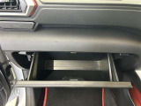 ちょっとしたところは収納ボックスにもなっています。車内はサイズも決まっているので、収納が少ないと思っているアナタ!ご安心ください。さまざまなところに収納が隠れているんです♪