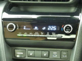 オートエアコンを装備しておりますので、四季を通じて車内を快適な温度に保つことが出来ます!高級感が有りますね!
