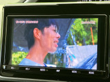 停車中にテレビ映像を楽しめるモニターを装備しています。休憩時間などに映像を視聴でき、車内で過ごすひとときの楽しみを広げてくれる便利な装備です。