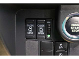 両側電動スライドドアはドアの直接操作以外にも運転席からのスイッチ操作やリモコン操作でも開閉が可能!狭い駐車場などでもドアの開閉が楽々・安心ですね!