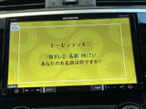 テレビ映像を楽しめる画面を備えています。停車中の休憩時間に番組を視聴でき、車内で過ごすひとときに便利です。操作ボタンも画面下にまとまり、必要な項目を確認しやすい配置です。