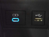 充電用USB端子付き。スマートフォンなどの充電に便利です。