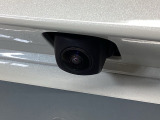車の後方に小型カメラが付いておりバックする際の後方の様子をモニター上に表示します。