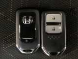 スマートキーを装備しています。鍵を差し込むことなくドアロックの開け閉めと、スタートボタン操作でのエンジンスタートができます。スペアキーも同じものを用意しております。