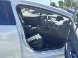 運転席まわりまで見渡しやすく、前方へ視線を向けやすい室内です。シートは身体を預けやすい形状で、落ち着いた色合いが清潔感を演出。乗り降りもしやすく、日常使いに便利です。