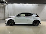 モータースポーツにて勝つためのデザインを追及。そのため、ベースはヤリスでも細部まで軽量化や機能性の強化が図られています。