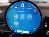 【衝突被害軽減ブレーキ】3段階で作動。1注意喚起マークが表示(視覚)。2警告音により注意喚起(聴覚)。3車両が自動でブレーキ介入。3段階により、過度な介入を控え、もしもの時には事故を軽減してくれます。