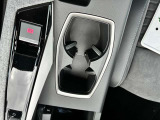 後席にもドリンクホルダー搭載で、ゲストの方も快適に過ごせます