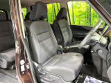 運転席まわりには十分なスペースがあり、大柄な方でもゆったり運転していただける環境です。
