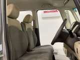 広い足元に肘掛けもついたゆったり座れるシートです。運転席と助手席の間が空いているため、助手席側への移動がスムーズです。交通量の多い道でも、助手席側から乗り降りができます。