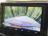 【バックカメラ】駐車時に後方がリアルタイム映像で確認できます。大型商業施設や立体駐車場での駐車時や、夜間のバック時に大活躍!運転スキルに関わらず、今や必須となった装備のひとつです