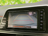 後方映像に目安となるガイド線が表示され、駐車時の位置合わせをサポートします。周囲の状況を目視でも確認しながら、車庫入れや狭い場所での後退にご活用いただけます。