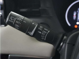 ◆ワイパー・ウォッシャースイッチ◆ワイパーは雨量に応じて切り替え可能なスイッチがついており、ウォッシャースイッチは手前に引くと噴射してフロントガラスを綺麗にしてくれます。