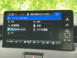 FMやAM、USB、Bluetooth Audioなど、複数の音源を画面から選択できます。表示が項目ごとに整理されており、目的の音源を探しやすい装備です。
