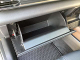 開口部が広く出し入れしやすく、車検証や小物がすっきり収まる大容量のグローブボックス。助手席に乗る人にも快適な寛ぎを提供します。細部まで質感にこだわった上質なコックピットです。