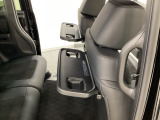 運転席・助手席の背もたれには、2列目シート用にカップホルダー付きの「格納式のシートバックテーブル」を装備しています。休憩時のちょっとした時間などカップを置いたり、小物置きに使えて便利です。