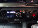 運転席からも手が届きやすく、操作しやすい空調コントロールパネル。オートエアコンなので操作の煩わしさが無くオールシーズン快適にドライブできます。快適空間で運転に集中できますね。