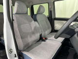 高いホールド性で運転姿勢が安定します。長距離ドライブでも疲れにくいのが魅力です。快適なドライビングライフをお送りください♪