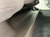 後席の足元には濡れた傘や靴などを収納できるトレイがあります!車内を汚すことがなくとても便利ですね♪