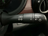 【オートライト】車のセンサーが周囲の明るさを感知し、自動でヘッドライトを点灯・消灯する機能です。この機能は夕暮れ時の交通事故が多い時間帯の安全性を高めてくれます。