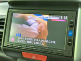 停車中にテレビ映像を視聴でき、待ち時間も車内で過ごしやすくなります。画面には番組が表示され、操作メニューも手元で確認しやすいため、映像を楽しみたい方に便利です。