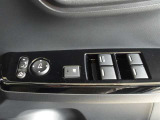 パワーウィンドウスイッチで運転席から全席の窓の開閉ができます。