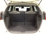 ラゲッジも広く使いやすいトランクは、開口部も広く荷物の積み下ろしもしやすいお車となっております。リアシートの背もたれは6:4の割合で分割して可倒できるので、長いお荷物などを載せることもできます。
